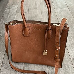 Micheal Kors Purse with Strap in very Good Condition barely used.